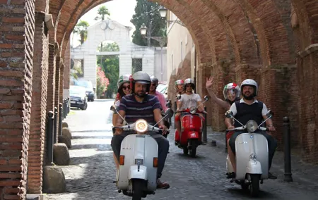 3-Hour Rome Small-Group Sightseeing Tour by Vespa