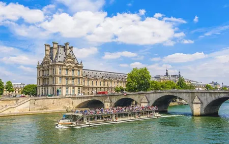 Seine River 1-Hour Sightseeing Cruise from the Eiffel Tower