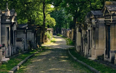 Père Lachaise Cemetery Tour, Tales from the Graves and Crepes