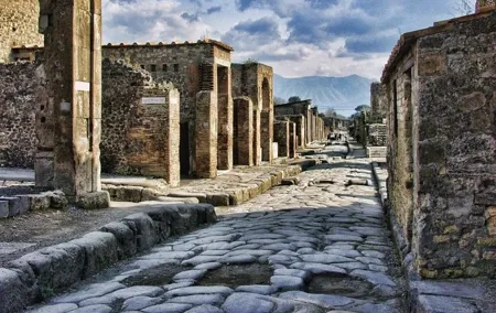 Private Day trip from Rome to Pompeii with official guide inside Ruins