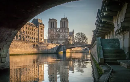 Notre Dame Interior Guided Tour with Scheduled Group Access