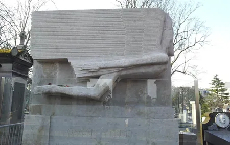 Paris 2-Hour Small Group Tour of Pere Lachaise Cemetery