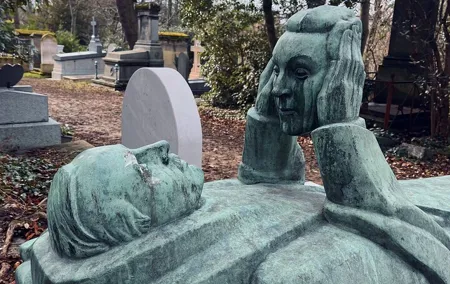 Who Killed Victor ? Inquiry at the Père Lachaise Cemetery