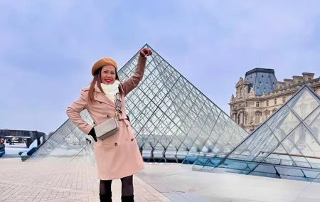 Louvre Museum Audio Guide Walking Tour with Unlimited Time Access