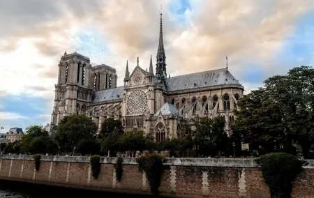 Notre Dame Outdoor and City Center of Paris with Local Guide