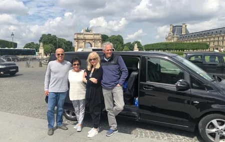 Paris Private Transfer Airport & 1H Tour of Must-See Sights
