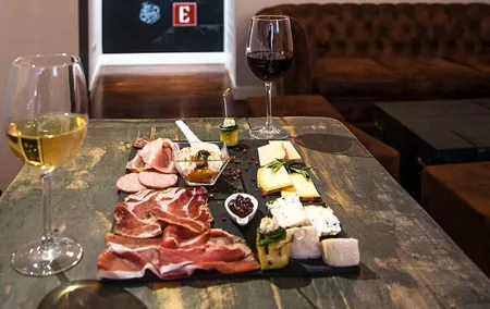 EAT AND DRINK LIKE A LOCAL - Wine Tasting in Trastevere w/ Gelato