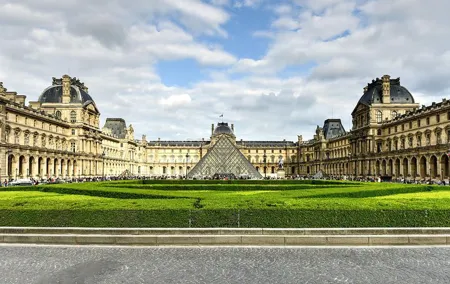 Discover the secrets of the Louvre