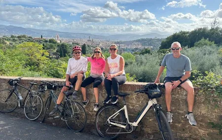2-Day E-Bike Tuscany Tour with Meals, Wineries, and Farmstay
