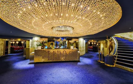 Lido de Paris Private Round-trip Transfer