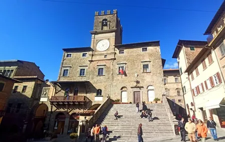 Private Art & Wine Tour in Cortona & Montepulciano, with lunch & 2 wine tastings