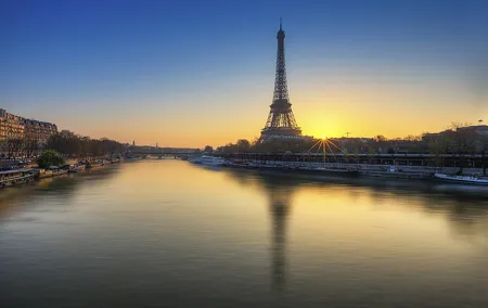 Paris Lights Evening Bus Tour with Eiffel Tower Summit Option