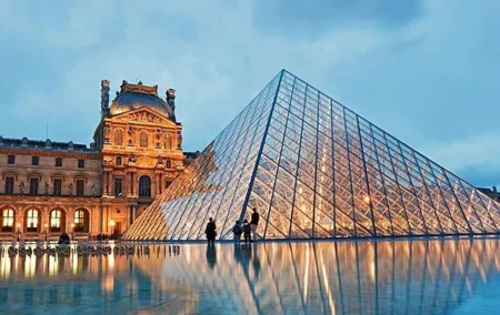 Louvre Walking Tour with Skip-the-Line Museum Entry