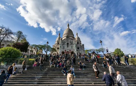 Montmartre guided walking tour with local guide in small group