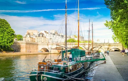 Paris Scavenger Hunt and Highlights Self-Guided Tour