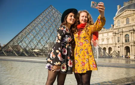 PRIVATE TOUR: Highlights & Hidden Gems of Paris With Locals