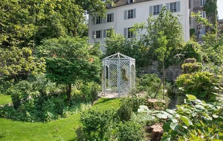 Montmartre Marvels Small-Group Tour with Renoir Gardens Entrance