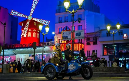 Paris Vintage Tour by Night on a Sidecar with Champagne