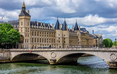 3in1 Notre Dame Tour plus Boat Cruise and Eiffel Tower History