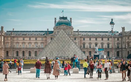 Louvre Museum Entry Ticket and Pop-Culture Walking Tour