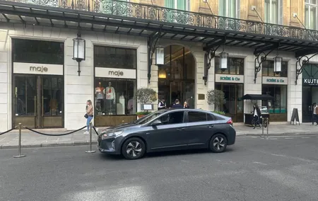 Private transfer from Paris to CDG/BVA airport