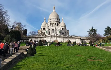 Montmartre Sacré Coeur and Moulin Rouge best shops and cafés