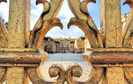 Versailles Best of Domain Skip-the-Line Access Day Tour with Lunch from Paris