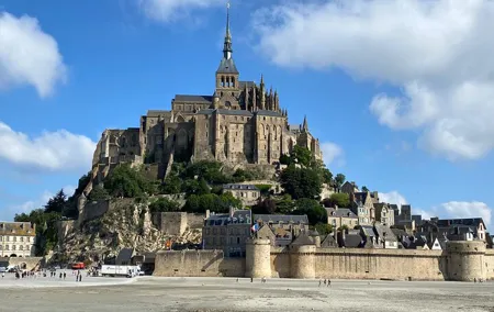 Mont Saint-Michel Small-group by Minivan from Paris with Calvados