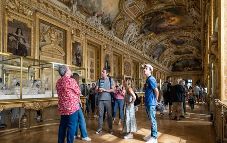 Paris Louvre Museum: Small Group Guided Highlights Tour