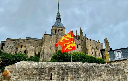 Private Mont Saint-Michel Trip by Mercedes from Paris with Lunch