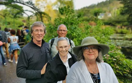 Giverny and Versailles Full-Day Private Guided Tour with Hotel Pickup