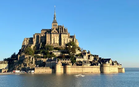 Private Mont Saint-Michel, Honfleur Trip from Paris by Mercedes