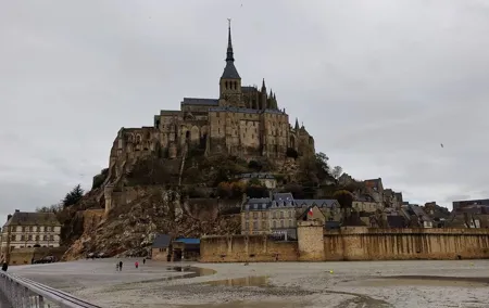 Mont Saint Michel Private VIP Tour with Champagne from Paris