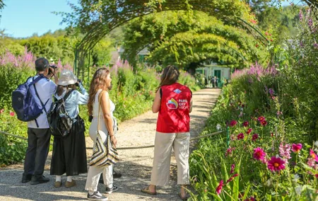 Giverny & Versailles Private Day Tour with Lunch from Paris
