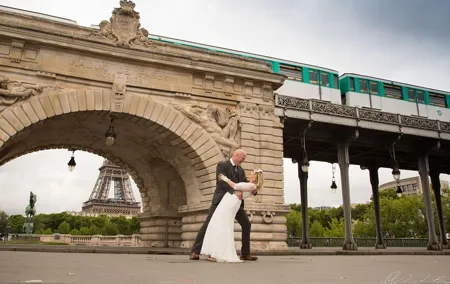 Paris 2-Hour Eiffel Tower Walking Tour with Professional Photo Shoot