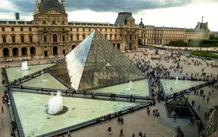 Private 3-hour tour in Louvre Museum with official tour guide