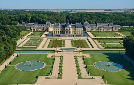 Vaux-le-Vicomte Castle Day Trip with Chateaubus Shuttle