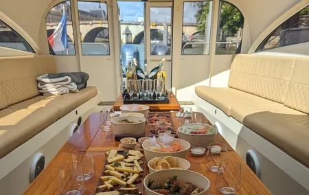 Wine and Cheese Tasting in a VIP Cruise on the Seine