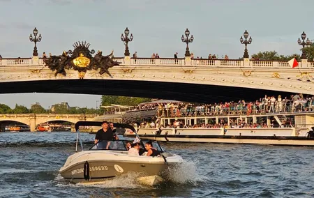 Private cruise on the Seine with Happy Cruise in Paris