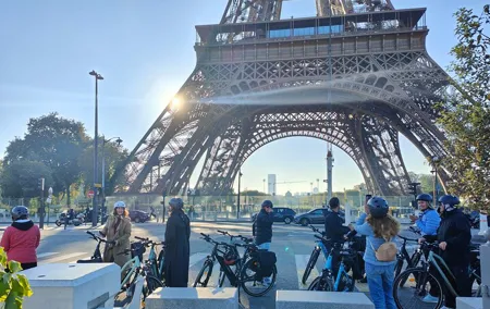 Paris : Private electric bike tour with wine and cheese tasting