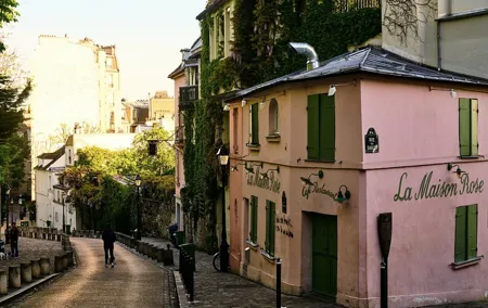 Montmartre’s heritage with specialties tasting Private Tour
