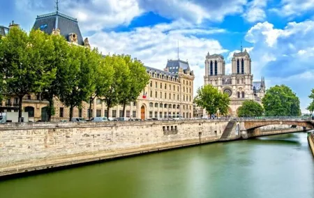 Paris Ile-de-la-Cité Walking Tour: Max 6 People Group or Private