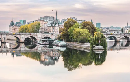Paris History Walk: Medieval Marais, Notre Dame Islands & Stories