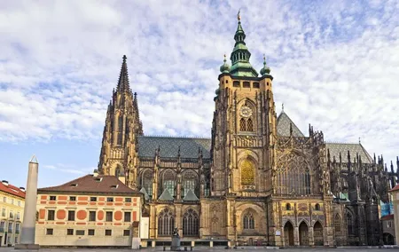 Prague Castle in Spanish, includes tickets and private transport to the Castle