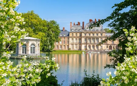 Skip-the-line Château de Fontainebleau from Paris by Car