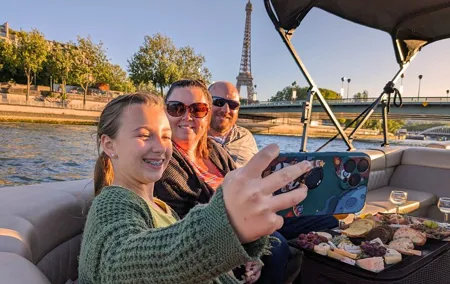 Paris: Private Sunset Seine Cruise with Aperitif and Pick-Up