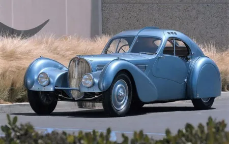 2 hours Paris Private Vintage Car Tour with hotel Pick up and Drop