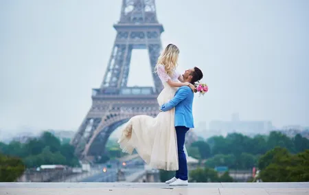 Private Romantic Photoshoot in Paris with Bouquet of Flowers