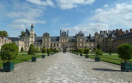 Round transfer to Fontainebleau and Vaux le Vicomte from Paris
