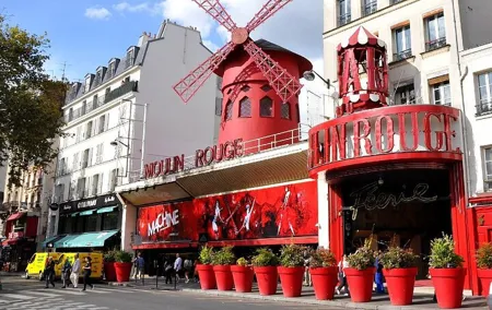 Explore Bohemian Montmartre: Private Half-Day Walking Tour